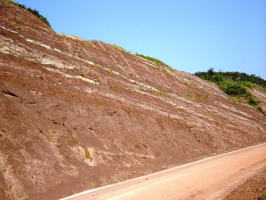 向家坝水电站专用公路边坡