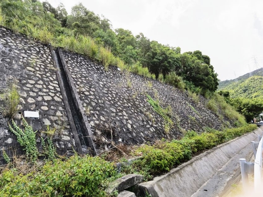 盐坝高速坪西路迭福山隧道与雷公山隧道间边坡