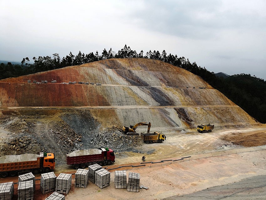 玉林至湛江高速公路（广东段）强风化岩石挖方边坡