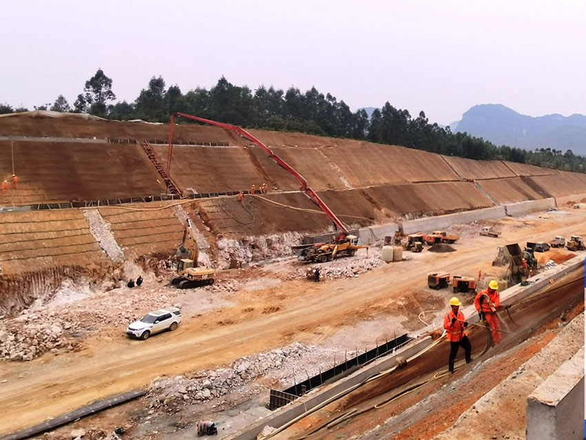平果至南宁高速公路膨胀土挖方边坡