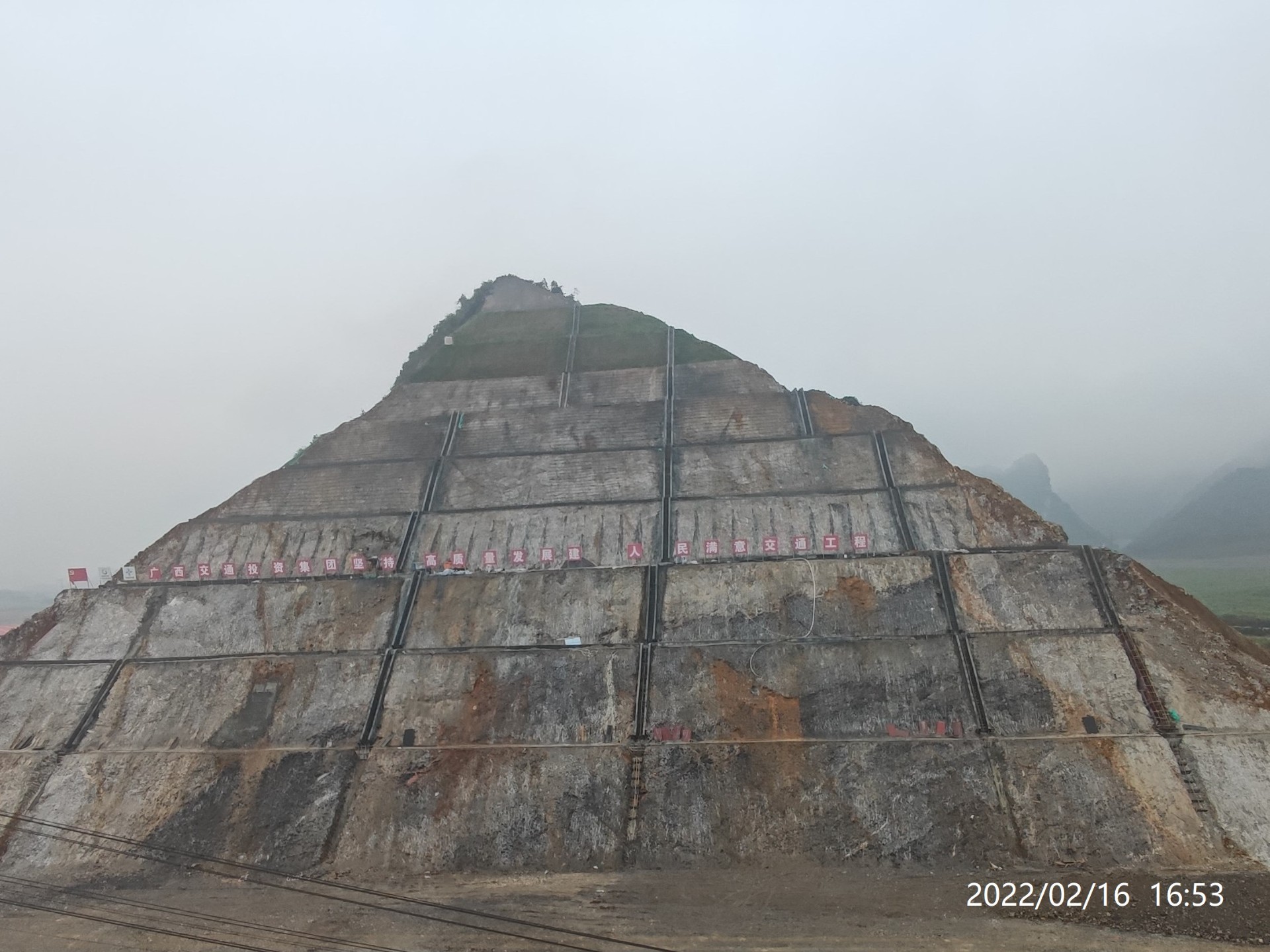 平果至南宁高速公路喀斯特峰林路段岩石边坡
