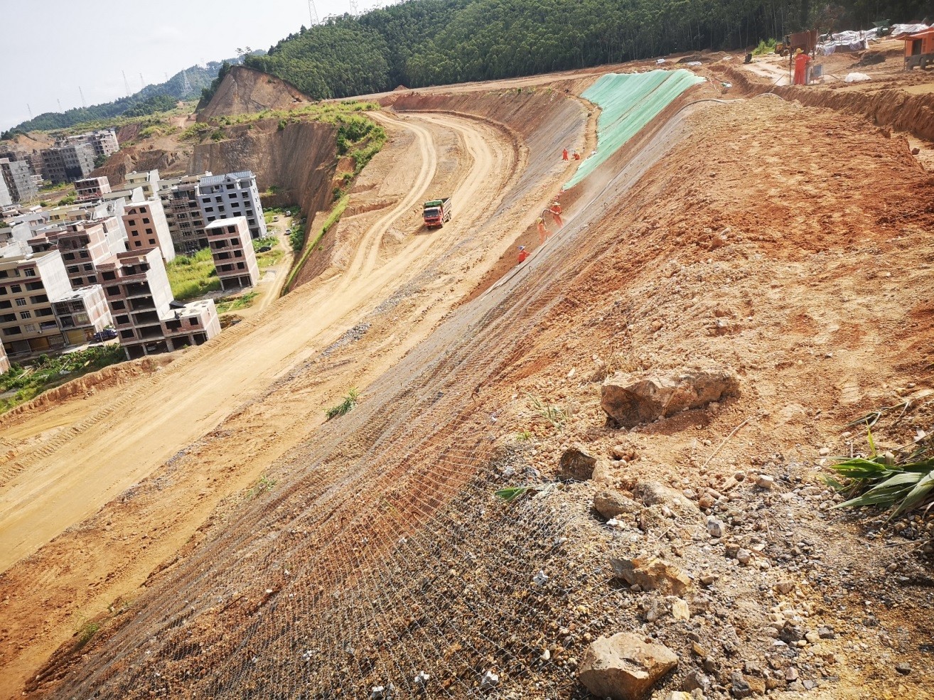 狮卧山生态修复8号路素填土挖方边坡