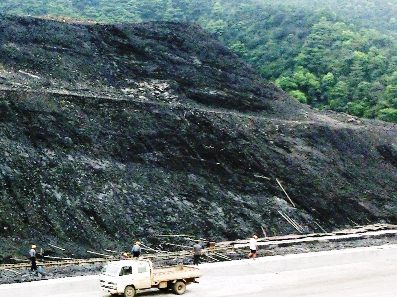 南昌至上栗高速公路煤矸石挖方边坡