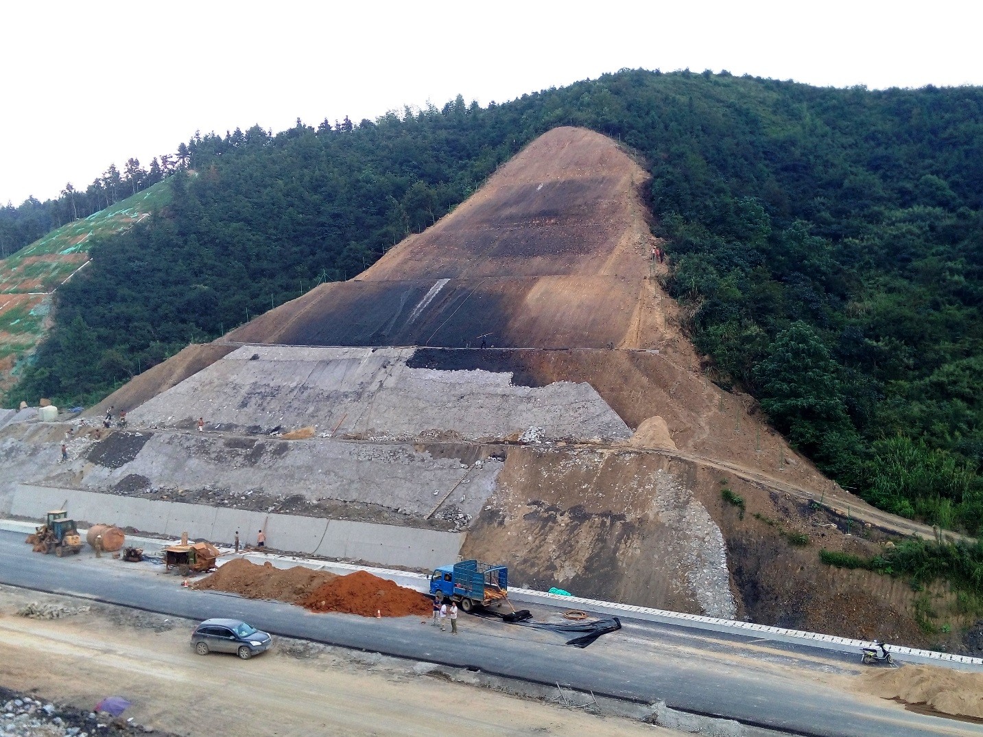 南昌至上栗高速公路强风化岩石挖方边坡